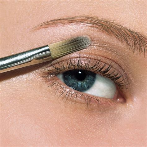 How To Apply Eye Makeup To Make Eyes Look Bigger