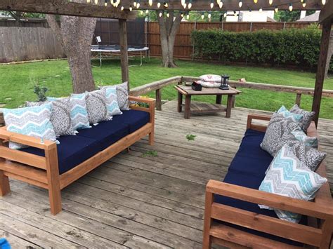 Steps to build this 2x4 outdoor sofa. Ana White | Outdoor 2x4 Sofas - DIY Projects