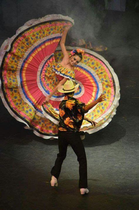 Stunning Turning Mexican Folklorico Dancers Bailes Mexicanos