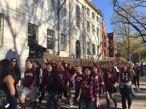 Harvard Women Protest Sanctions On Single Gender Clubs The Washington