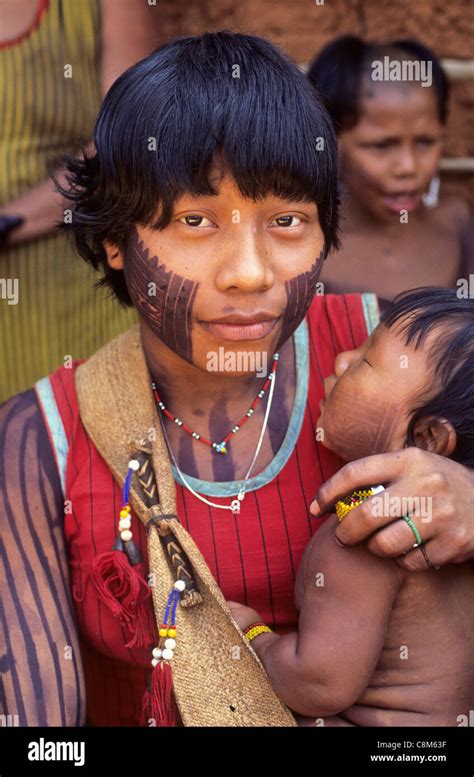 Un Ukre Village Xingu Au Brésil Les Jeunes Indiens Kayapo Femme Avec Son Enfant La Face