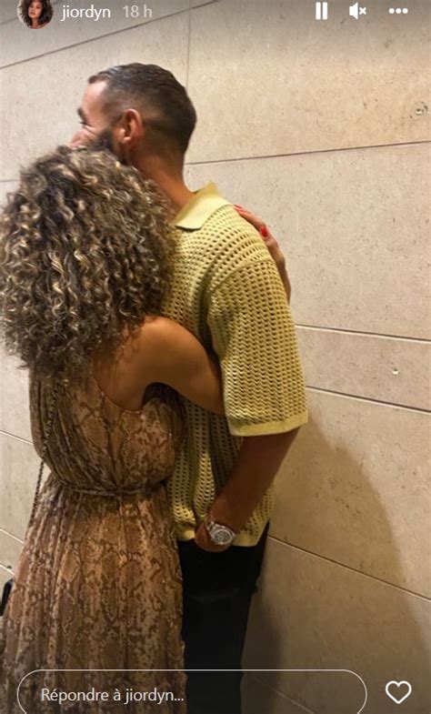 Karim Benzema à Nouveau En Couple Le Footballeur Très Proche Dune Jeune Femme
