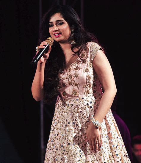 Shreya Ghoshal Sings And Makes The Nazrul Mancha Crowd Deewani Mastani
