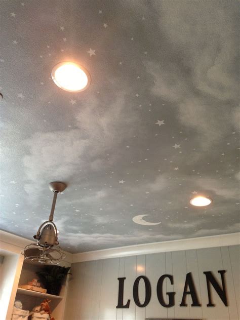 Painting a night sky mural makes such a gorgeous focal wall. Love the night sky painted mural on the ceiling of the ...