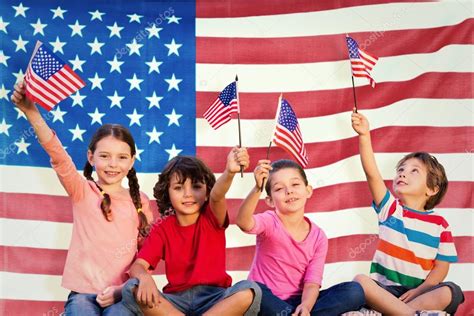 Niños Con Banderas Americanas Fotografía De Stock © Wavebreakmedia