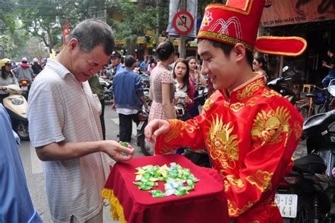Theo lịch âm dương, ngày vía thần tài là ngày mùng 10 tháng giêng âm lịch hàng năm. Ngày vía Thần Tài, tại sao người Việt Nam lại chọn mua vàng?