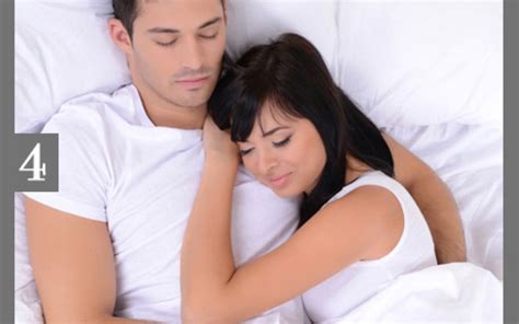 افضل طريقه للنوم في حضن الزوج نوم الزوجين ممع بعضهما لبعض صور بنات