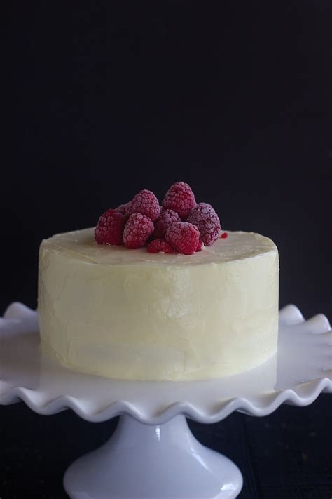 Red velvet cake with a smooth creamy cheesecake layer tucked in the center?!? Moist Red Velvet Cake Recipe with Cream Cheese Frosting