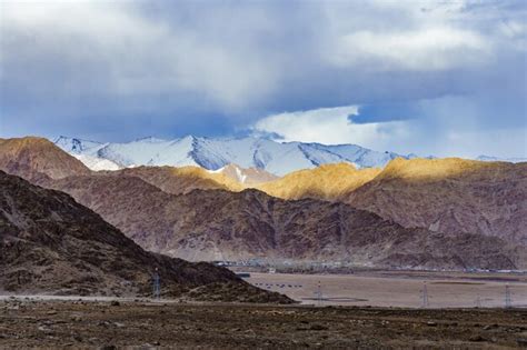 Premium Photo Panorama Of The Beautiful Mountains That Surround Leh