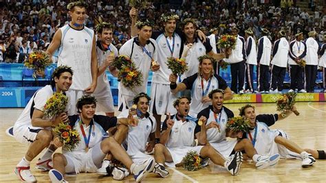 O basquete foi um dos primeiros esportes a aceitar a presença de profissionais. Básquetbol. Andrés Chapu Nocioni campeón olimpico en ...