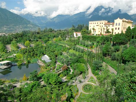 Pension in meran mit garten finden. Die Gärten von Schloss Trautmansdorf Meran Italien Foto ...