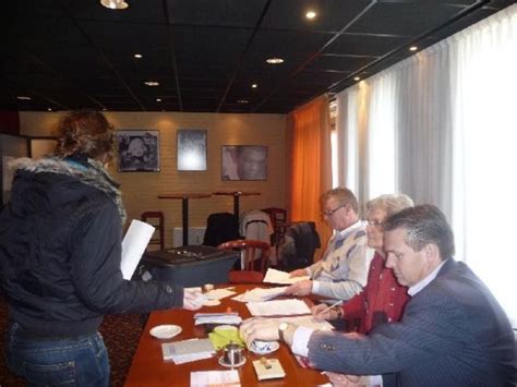 Er worden besloten stembureaus ingericht op locaties die vanwege corona niet voor iedereen toegankelijk zijn, zoals zorginstellingen. Voorzitter stembureau stadhuis: prognose opkomst 65 ...