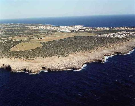 Playa Cala Blanca En Ciutadella De Menorca Información Mapa Y Fotos