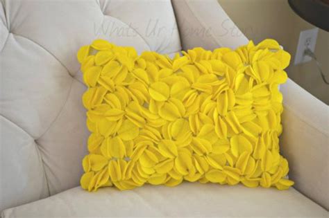 Per i divani multicolori o con fantasie floreali vanno bene, invece, i cuscini caratterizzati da un'unica tinta, al fine di non appesantire troppo l'arredamento. Idee fai da te - Creare cuscini per il divano a costo zero ...