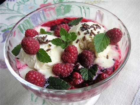 Vanilleeis mit heißen Himbeeren von sarobu
