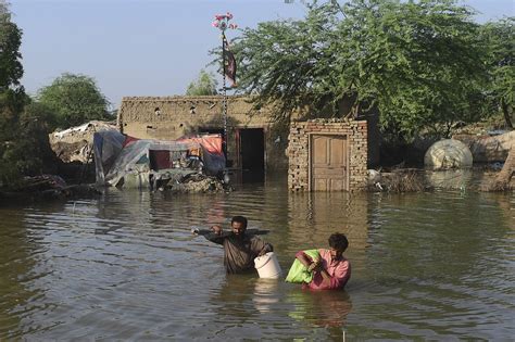 Lives Swept Away Rescued Tourists Recount Pakistan Flood Horror Inquirer News