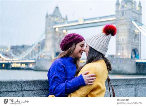 Lesbisches Paar Küsst Sich Mit Der London Bridge Im Hintergrund Ein Lizenzfreies Stock Foto