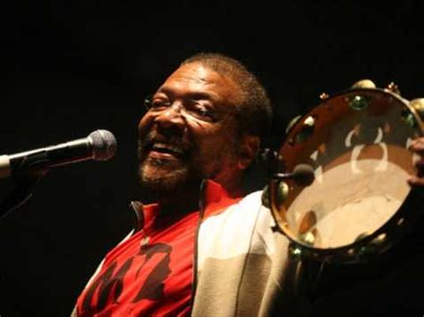 Martinho da vila, pseudonimo di martinho josé ferreira (duas barras, 12 febbraio 1938), è un cantante, compositore e scrittore brasiliano. Martinho da Vila - Devagar, Devagarinho - YouTube