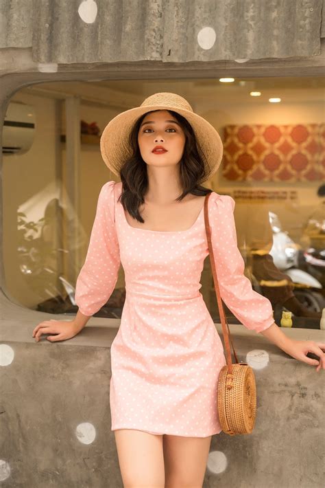 Wanita yang akrab disapa teh desy ini menyematkan jilbabnya dengan menggunakan bros, supaya lebih estetik. #blouse #blousemurah #dress #tunik #bajumurah #fashion # ...