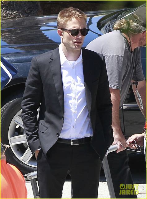 Robert Pattinson All Smiles On Set After Security Guard Scuffle Photo 2932156 Robert