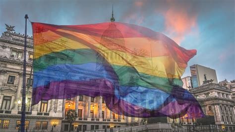 Matrimonio y filiación igualitarios son políticas que rompen con las estructuras de mera tolerancia y avanzan hacia el pleno reconocimiento de otros deseables modelos de vida. Hace 10 años se aprobó la Ley de Matrimonio Igualitario ...