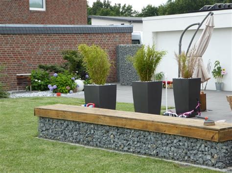 Hier gibt es die passenden inspirationen für jede terrasse! Terrassengestaltung mit Gabionen in Kombination mit Holz ...