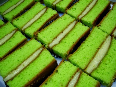 If i had to choose only one cake of mom's kitchen, i would probably choose her bolu gulung aka rolled cake. Resep Cara Membuat Bolu Gulung Pandan | Resep Resep Lezat