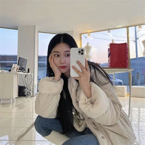 Pin By Izumi On ★ Ulzzangs In 2020 With Images Mirror Selfie Korean Girl Selfie