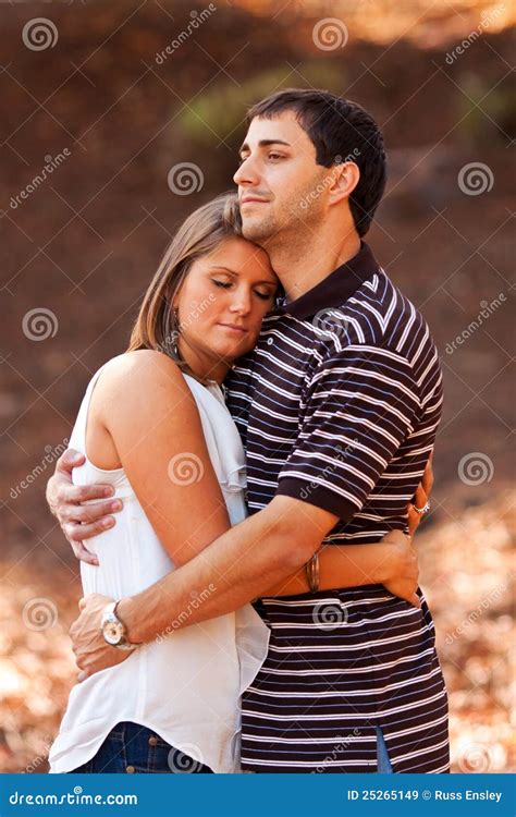 Junge Paare Teilen Eine Liebevolle Umarmung Stockbild Bild Von Recht Frau 25265149
