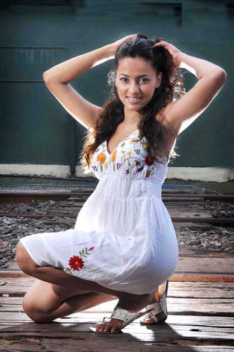 Cute Pictures Of Udari Warnakulasuriya Popular Srilankan Actress