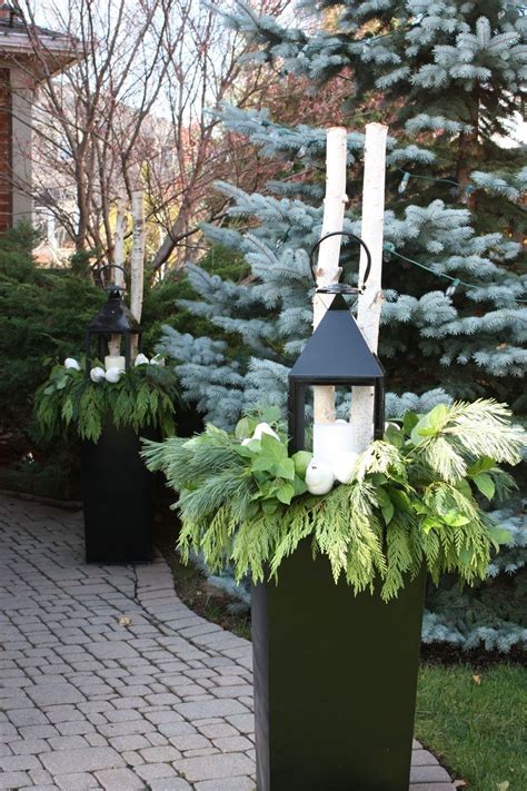 Awesome Outdoor Holiday Planter Ideas To Beauty Porch Décor11 Outdoor