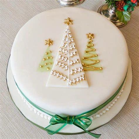 You'll also find links to equipment like baking pans, piping tips, and cake stands. Christmas Cake Decorating - Mums Make Lists
