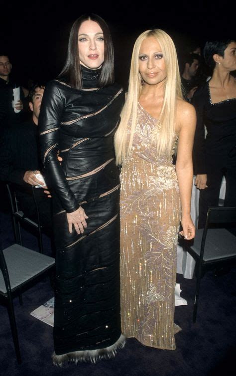 Flashback le style de Donatella Versace dans les années 90 en 2020