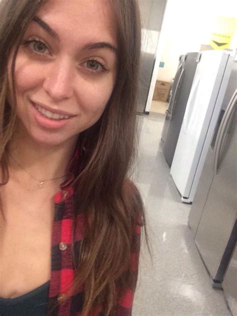 this might be an unpopular opinion but i think riley is sexy af without makeup on r rileyreid