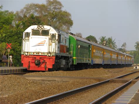 Gambar Kereta Api Indonesia Lokomotif Cc204 Yogyakarta Menuju Wates