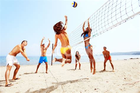 Gran Equipo De Personas Están Jugando Voleibol De Playa Fotografías De