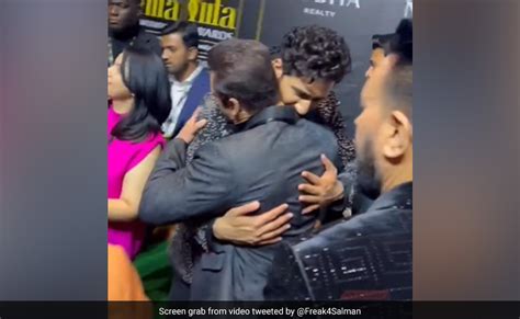 IIFA Rocks Salman Khan Hugs Vicky Kaushal On The Green Carpet Watch