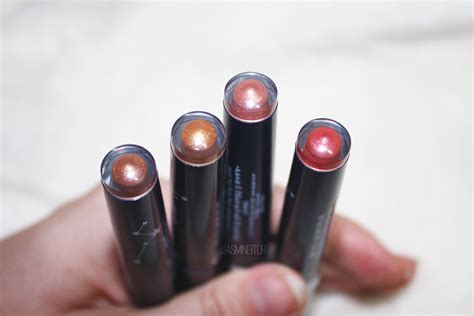() the texture is light and creamy, and the product, much like the name 'bling bling' suggests, is very sparkly. Etude House New Bling Bling Eye Sticks - Jasmineitor & Korea