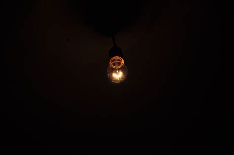 무료 이미지 밤 어두운 반사 구근 불타는 듯한 빛깔 어둠 검은 전기 전구 조명 원 에너지 힘