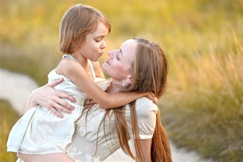 Una Madre Y Una Hija Musulmanes Imagen De Archivo Imagen De Madre