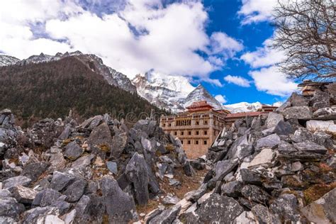 Tempio Tibetano Sulla Montagna Della Neve Con Le Rocce Grige Nella