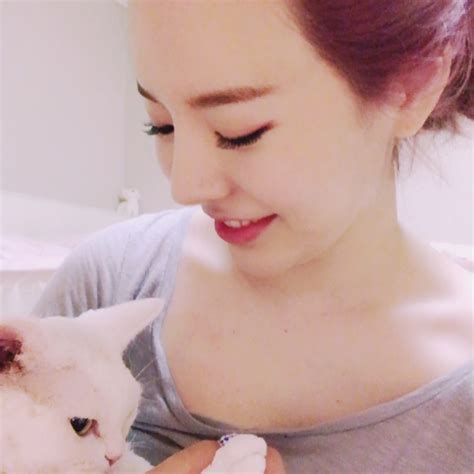 Snsd Sunny Snap Cute Selfies With Her Cat Wonderful Generation