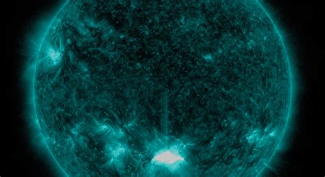 Look Nasa Captures X Class Solar Flare In Incredible Detail