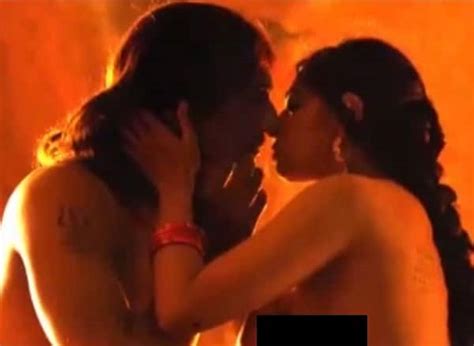 Leaked Radhika Aptes Nude Scene From Parched Is Going Viral
