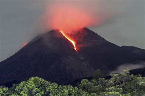 lava mengalir saat gunung merapi di indonesia terus meletus