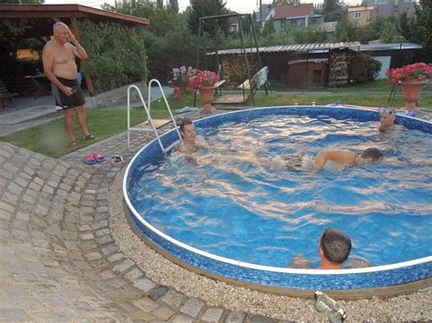 S tem preprečite hlapenje vode in ohranite njeno temperaturo preko noči. Bazén - mabili - album na Rajčeti