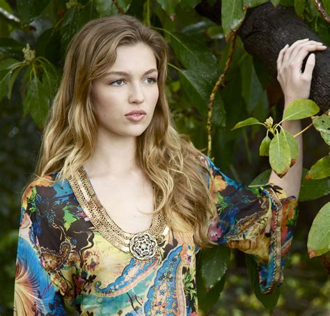 Lili Simmons Height and Weight Stats - PK Baseline- How Celebs Get