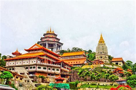 Kek lok si temple famous penang kek lok si chinese temple the temple of the peak of bliss it is the most famous and biggest buddhist temple in malaysia and one of the first built in se asia. Kek Lok Si, il tempio più grande della Malesia tra sacro e ...