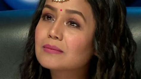 Viral Video Fan Kisses Neha Kakkar Forcibly On Indian Idol Sets
