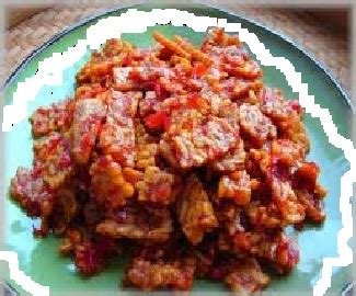 1 blok tempe (300 gr) 1 tomaat 1 salam blad 1 cm laos 2 eetl kecap manis 1 theel palmsuiker 1 theel zout 600 ml water 1 theel asamwater 1 eetl olie. Memasak Kering Tempe Pedas Manis